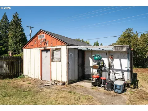 Exterior - 2760 E St, Springfield, OR 97477 photo 3 of 7