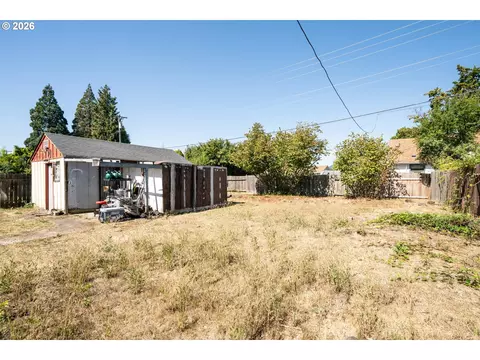 Exterior - 2760 E St, Springfield, OR 97477 photo 4 of 7