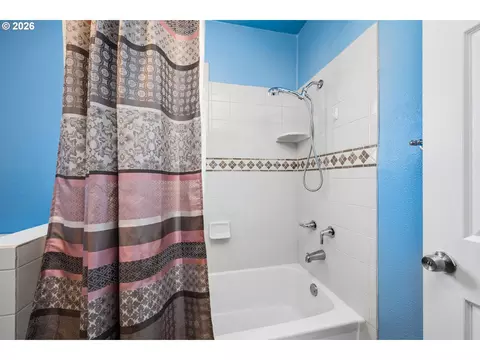 Bath - 2760 E St, Springfield, OR 97477 photo 2 of 2