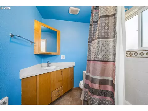 Bath - 2760 E St, Springfield, OR 97477 photo 1 of 2