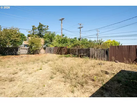 Exterior - 2760 E St, Springfield, OR 97477 photo 6 of 7