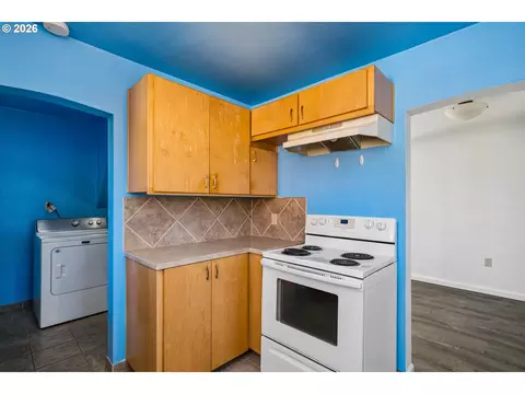 Kitchen - 2760 E St, Springfield, OR 97477 photo 4 of 4