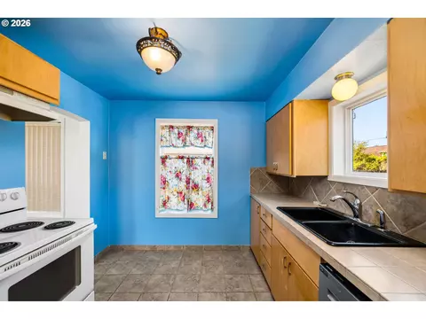 Kitchen - 2760 E St, Springfield, OR 97477 photo 2 of 4