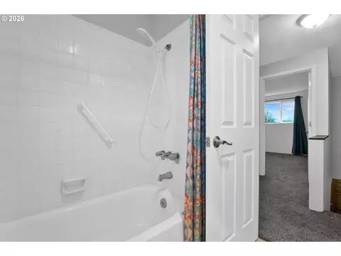 Bath - 1935 W 17th Ave #B, Eugene, OR 97402 photo 5 of 5