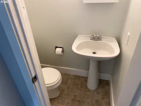 Bath - 1935 W 17th Ave #B, Eugene, OR 97402 photo 1 of 5