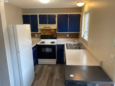 Kitchen - 1935 W 17th Ave #B, Eugene, OR 97402 photo 1 of 1