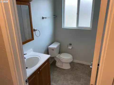 Bath - 1935 W 17th Ave #B, Eugene, OR 97402 photo 2 of 5