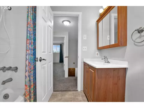 Bath - 1935 W 17th Ave #B, Eugene, OR 97402 photo 3 of 5