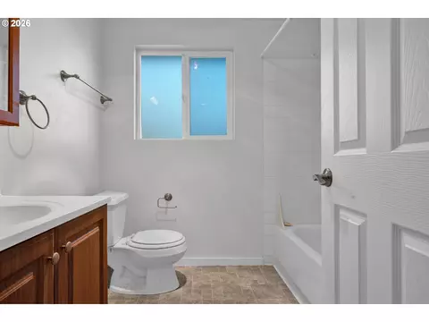 Bath - 1935 W 17th Ave #B, Eugene, OR 97402 photo 4 of 5