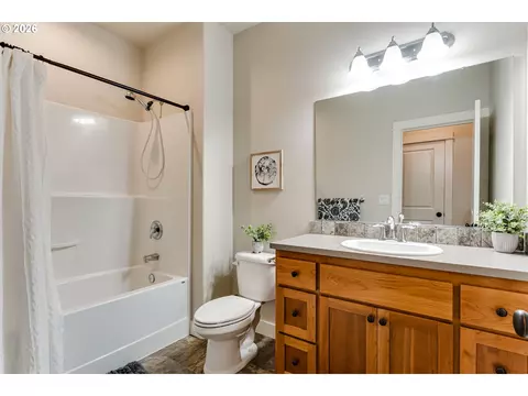Bath - 5409 King Arthur Ct, Eugene, OR 97402 photo 1 of 4