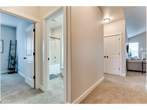 Entry Way - 5409 King Arthur Ct, Eugene, OR 97402 photo 4 of 5