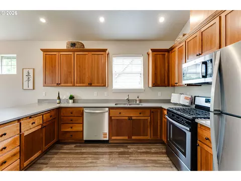 Kitchen - 5409 King Arthur Ct, Eugene, OR 97402 photo 2 of 5