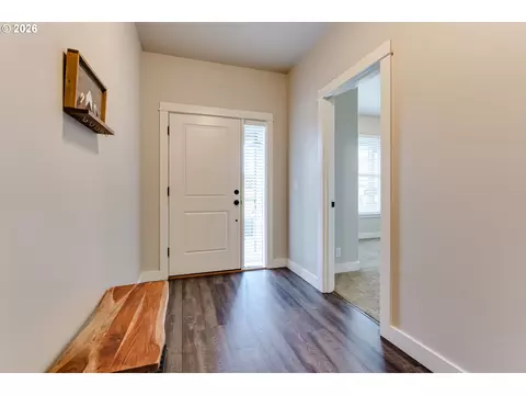 Entry Way - 5409 King Arthur Ct, Eugene, OR 97402 photo 2 of 5