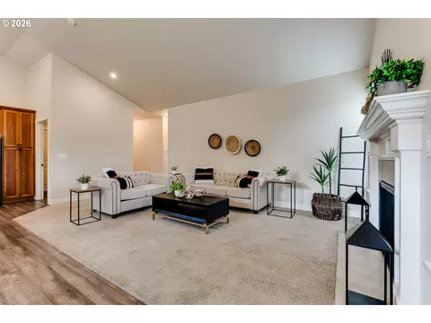 Living - 5409 King Arthur Ct, Eugene, OR 97402 photo 5 of 5