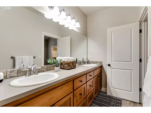 Bath - 5409 King Arthur Ct, Eugene, OR 97402 photo 3 of 4