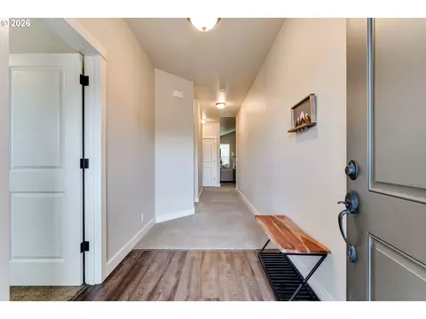 Entry Way - 5409 King Arthur Ct, Eugene, OR 97402 photo 3 of 5