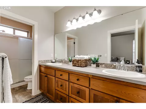Bath - 5409 King Arthur Ct, Eugene, OR 97402 photo 2 of 4