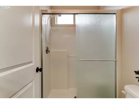 Bath - 5409 King Arthur Ct, Eugene, OR 97402 photo 4 of 4