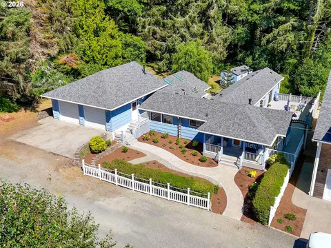 715 N Laurel St, Cannon Beach, OR 97110