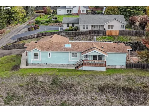 173 NE Main St, Winston, OR 97496