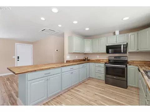 Kitchen - 1705 Brewer Ave, Eugene, OR 97401 photo 3 of 7