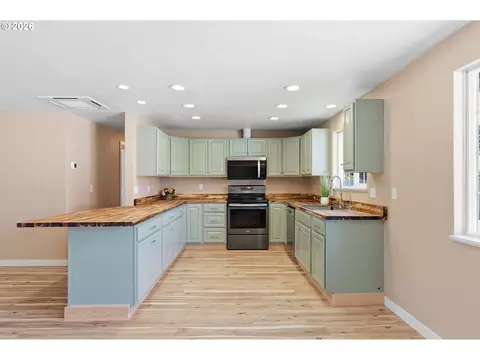 Kitchen - 1705 Brewer Ave, Eugene, OR 97401 photo 1 of 7
