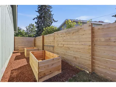 Exterior - 1705 Brewer Ave, Eugene, OR 97401 photo 7 of 11