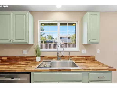 Kitchen - 1705 Brewer Ave, Eugene, OR 97401 photo 6 of 7