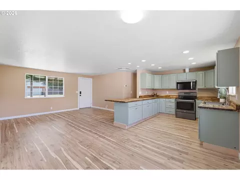 Living - 1705 Brewer Ave, Eugene, OR 97401 photo 5 of 10