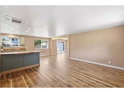 Living - 1705 Brewer Ave, Eugene, OR 97401 photo 4 of 10