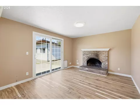 Living - 1705 Brewer Ave, Eugene, OR 97401 photo 9 of 10