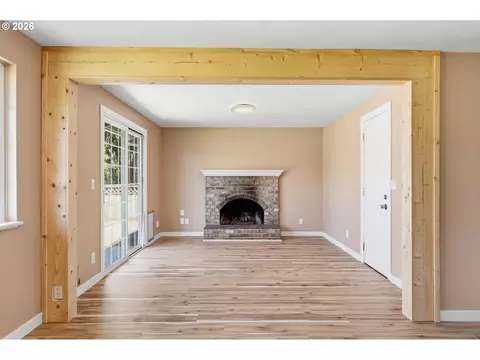 Living - 1705 Brewer Ave, Eugene, OR 97401 photo 8 of 10