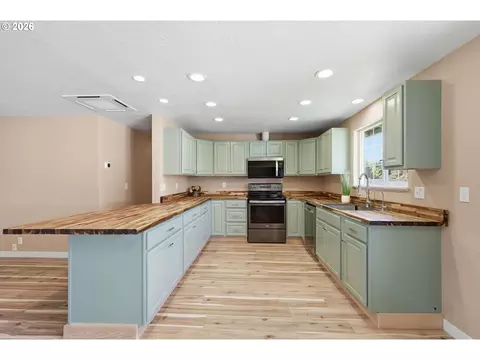 Kitchen - 1705 Brewer Ave, Eugene, OR 97401 photo 2 of 7
