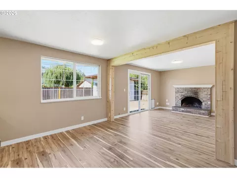 Living - 1705 Brewer Ave, Eugene, OR 97401 photo 6 of 10