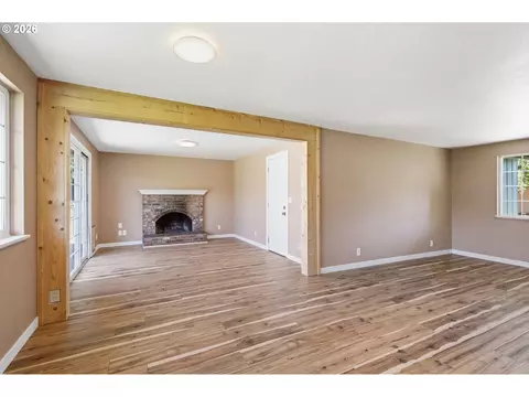 Living - 1705 Brewer Ave, Eugene, OR 97401 photo 7 of 10