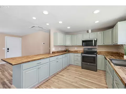 Kitchen - 1705 Brewer Ave, Eugene, OR 97401 photo 5 of 7