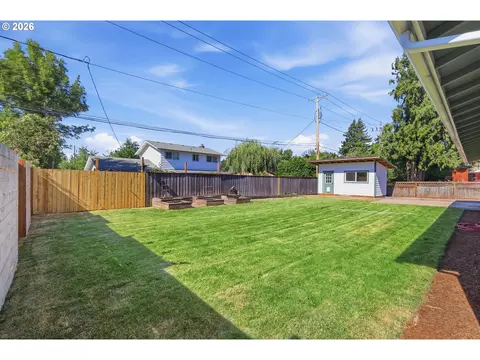 Exterior - 1705 Brewer Ave, Eugene, OR 97401 photo 8 of 11