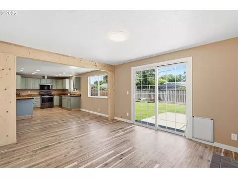 Living - 1705 Brewer Ave, Eugene, OR 97401 photo 10 of 10