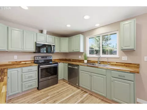 Kitchen - 1705 Brewer Ave, Eugene, OR 97401 photo 4 of 7