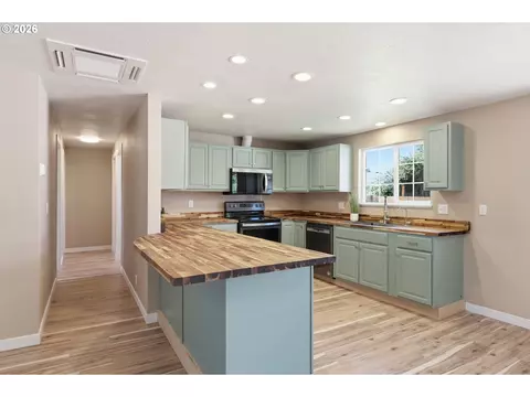 Kitchen - 1705 Brewer Ave, Eugene, OR 97401 photo 7 of 7