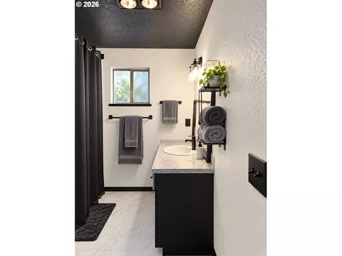 Bath - 121 Copper Way, Riddle, OR 97469 photo 1 of 1