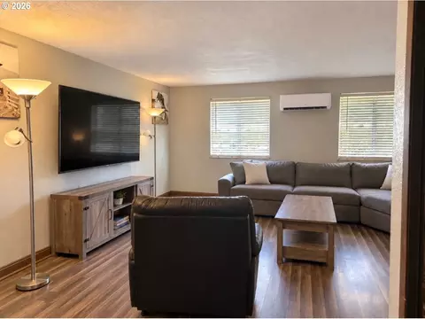 Living - 121 Copper Way, Riddle, OR 97469 photo 1 of 3
