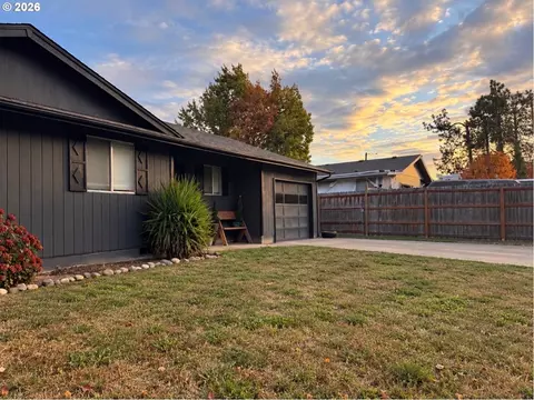 Exterior - 121 Copper Way, Riddle, OR 97469 photo 2 of 5