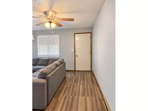 Entry Way - 121 Copper Way, Riddle, OR 97469 photo 1 of 3