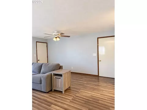 Living - 121 Copper Way, Riddle, OR 97469 photo 2 of 3