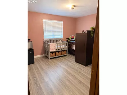 Bedroom - 121 Copper Way, Riddle, OR 97469 photo 2 of 2