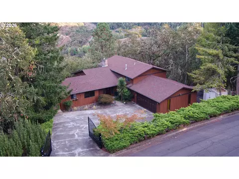 725 SE Summit Dr, Roseburg, OR 97470