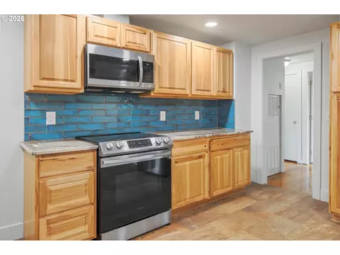 Kitchen - 4470 Royal Ave, Eugene, OR 97402 photo 6 of 7