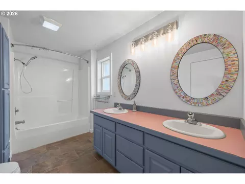 Bath - 4470 Royal Ave, Eugene, OR 97402 photo 1 of 3