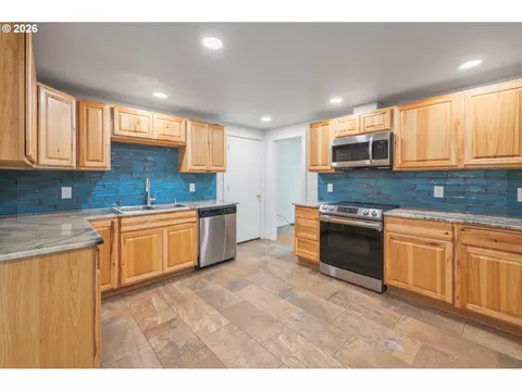 Kitchen - 4470 Royal Ave, Eugene, OR 97402 photo 2 of 7